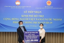 គណៈកម្មាធិការមជ្ឈឹមរណសិរ្សមាតុភូមិវៀតណាមប្រគល់ថវិកាចំនួន ៤ ពាន់លានដុង ដើម្បីជួយឧបត្ថម្ភប្រជាជនវៀតណាមនៅឯបរទេស