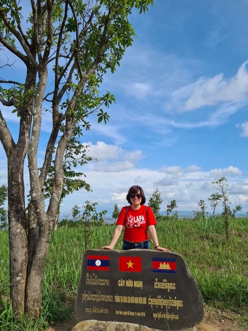 បង្គោលព្រំដែននៅផ្លូវបំបែកជាបីរវាងប្រទេសទាំងបីនៅឥណ្ឌូចិន - គោលដៅ check-in សម្រាប់ភ្ញៀវទេសចរជាច្រើន