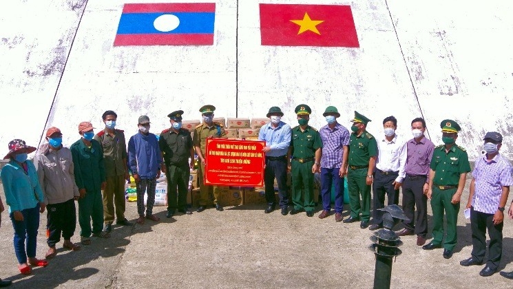 ខេត្ត Thua Thien Hue ឧបត្ថម្ភគ្រឿងបរិភោក ឧបភោគដែលមានតំលៃជាង ១ ពាន់លានដុងសម្រាប់ខេត្តចំនួនពីរគឺ Salavan និង Se Kong (នៃប្រទេសឡាវ)