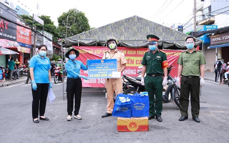 ចែករំលែកក្តីស្រលាញ់នៅក្នុង “ តំបន់ផ្ទុះឡើងការរីករាលដាលនៃជំងឺ Covid-19 ” នៅខ័ណ្ឌ Go Vap