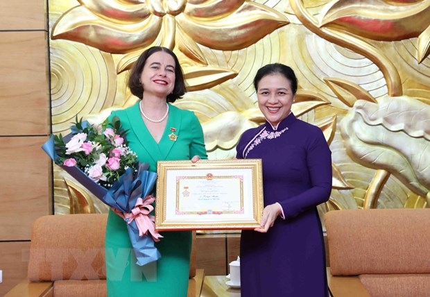 ពិធីប្រគល់មេដាយអនុស្សាវរីយ៍ជូនឯកអគ្គរដ្ឋទូតអូស្ត្រាលីប្រចាំនៅវៀតណាម