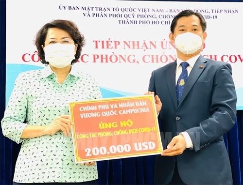 ស្ថានអគ្គកុងស៊ុលនៃព្រះរាជាណាចក្រកម្ពុជាប្រចាំទីក្រុងហូជីមិញជូនថវិកា ២០០,០០០ ដុល្លារអាមេរិកដល់ប្រជាជនទីក្រុងហូជីមិញដើម្បីទប់ទល់នឹងជំងឺ Covid -19 ស្ថានអគ្គកុងស៊ុលនៃព្រះរាជាណាចក្រកម្ពុជាប្រចាំទីក្រុងហូជីមិញជូនថវិកា ២០០,០០០ ដុល្លារអាមេរិកដល់ប្រជាជនទីក្រុងហូជីមិញដើម្បីទប់ទល់នឹងជំងឺ Covid -19