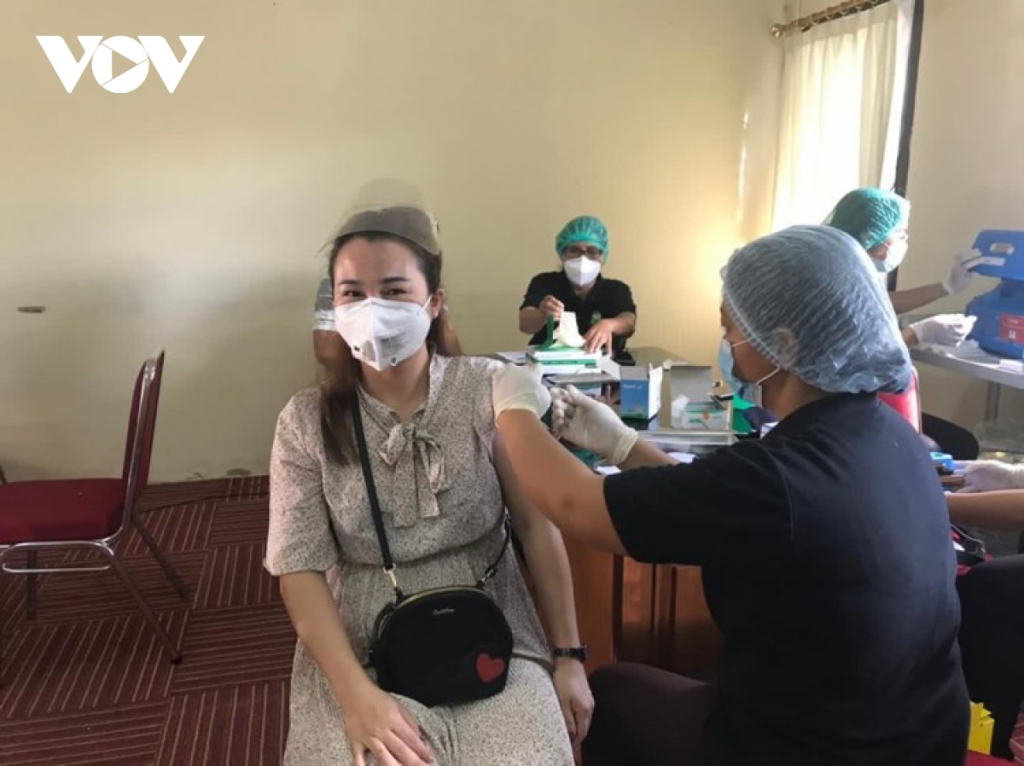 ប្រជាជនវៀតណាមនៅប្រទេសឥណ្ឌូនេស៊ីនៅតែមានភាពអង់អាចក្លាហាន និងជួយគ្នាទៅវិញទៅមក ក្នុងតំបន់ផ្ទុះឡើងនូវការីករាលដាលនៃជំងឺ Covid-19 ប្រជាជនវៀតណាមនៅប្រទេសឥណ្ឌូនេស៊ីនៅតែមានភាពអង់អាចក្លាហាន និងជួយគ្នាទៅវិញទៅមក ក្នុងតំបន់ផ្ទុះឡើងនូវការីករាលដាលនៃជំងឺ Covid-19