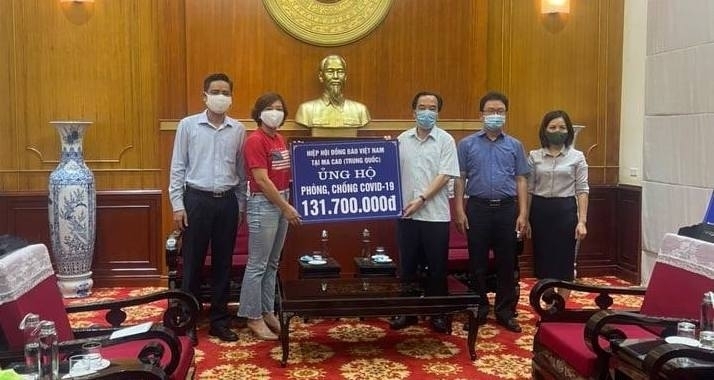 សមាគមជនរួមជាតិវៀតណាមនៅឯបរទេស នៅម៉ាកាវបានគាំទ្រថវិកាចំនួន ២៣៩ លានដុង ដើម្បីគាំត្រមាតុភូមិក្នុងប្រយុទ្ធប្រឆាំងនឹងជំងឺរាតត្បាត សមាគមជនរួមជាតិវៀតណាមនៅឯបរទេស នៅម៉ាកាវបានគាំទ្រថវិកាចំនួន ២៣៩ លានដុង ដើម្បីគាំត្រមាតុភូមិក្នុងប្រយុទ្ធប្រឆាំងនឹងជំងឺរាតត្បាត