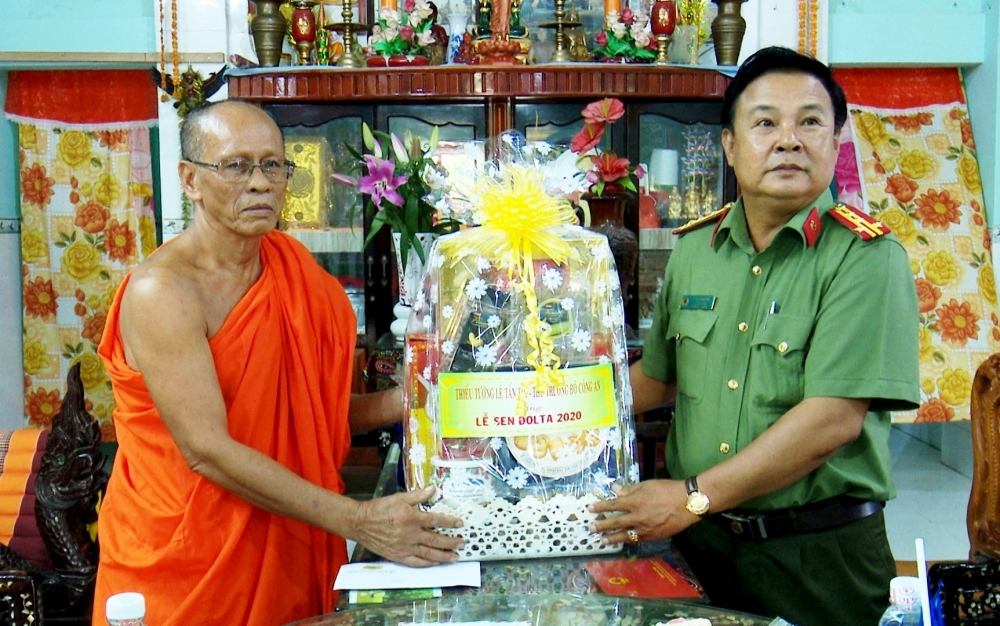 ខេត្ត Bac Lieu៖ អ្នកមុខអ្នកការនឹងអ្នកមានកិត្យានុភាពរាប់រយនាក់ក្នុងចំណោមប្រជាជនខ្មែរ បានរួមចំណែកក្នុងការរក្សាសន្តិភាពនៅភូមិស្រុក