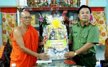 ខេត្ត Bac Lieu៖ អ្នកមុខអ្នកការនឹងអ្នកមានកិត្យានុភាពរាប់រយនាក់ក្នុងចំណោមប្រជាជនខ្មែរ បានរួមចំណែកក្នុងការរក្សាសន្តិភាពនៅភូមិស្រុក