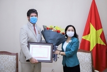 ប្រធានតំណាង UNESCO ប្រចាំវៀតណាមទទួលគ្រឿងឥស្សរិយយសអនុស្សាវរីយ៍