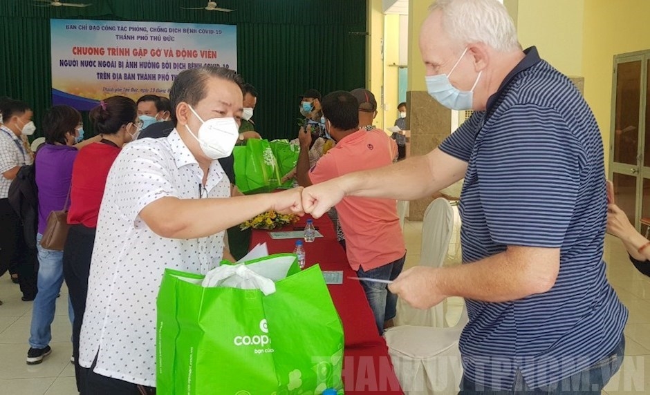 លើកទឹកចិត្តនិងប្រគល់អំណោយដល់ជនបរទេសដែលរងផលប៉ះពាល់ដោយជំងឺ COVID-19
