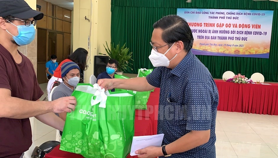 លើកទឹកចិត្តនិងប្រគល់អំណោយដល់ជនបរទេសដែលរងផលប៉ះពាល់ដោយជំងឺ COVID-19