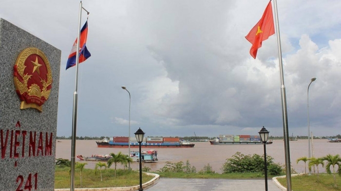 ការបង់ប្រាក់សម្រាប់មធ្យោបាយដែលធ្វើដំណើរលើខ្សែផ្លូវវៀតណាម - កម្ពុជានឹងបន្ថយចុះទាបជាង ១០ ដង ការបង់ប្រាក់សម្រាប់មធ្យោបាយដែលធ្វើដំណើរលើខ្សែផ្លូវវៀតណាម - កម្ពុជានឹងបន្ថយចុះទាបជាង ១០ ដង