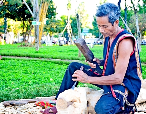 សិល្បៈចម្លាក់ឈើនៅតំបន់ខ្ពង់រាបកណ្តាល Tay Nguyen សិល្បៈចម្លាក់ឈើនៅតំបន់ខ្ពង់រាបកណ្តាល Tay Nguyen