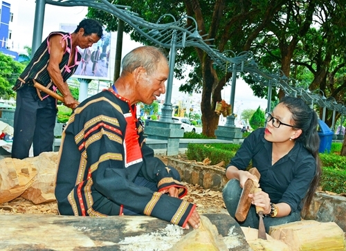សិល្បៈចម្លាក់ឈើនៅតំបន់ខ្ពង់រាបកណ្តាល Tay Nguyen សិល្បៈចម្លាក់ឈើនៅតំបន់ខ្ពង់រាបកណ្តាល Tay Nguyen