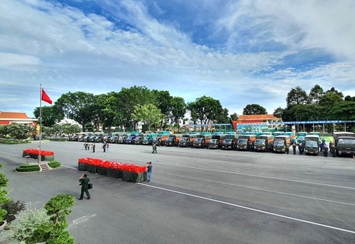 ពិធីចេញដំណើរទៅប្រគល់អំណោយពីក្រសួងការពារប្រទេសជូនប្រជាជនទីក្រុងហូជីមិញ