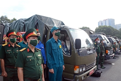 ពិធីចេញដំណើរទៅប្រគល់អំណោយពីក្រសួងការពារប្រទេសជូនប្រជាជនទីក្រុងហូជីមិញ