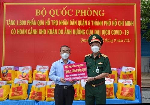ពិធីចេញដំណើរទៅប្រគល់អំណោយពីក្រសួងការពារប្រទេសជូនប្រជាជនទីក្រុងហូជីមិញ