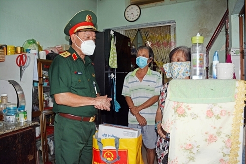 ពិធីចេញដំណើរទៅប្រគល់អំណោយពីក្រសួងការពារប្រទេសជូនប្រជាជនទីក្រុងហូជីមិញ
