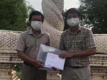 ប្រគល់អំណោយដល់គ្រួសាមានដើមកំណើតវៀតណាមដែលជួបការលំបាកនៅខេត្តតាកែវខេត្តកោះកុង (កម្ពុជា)