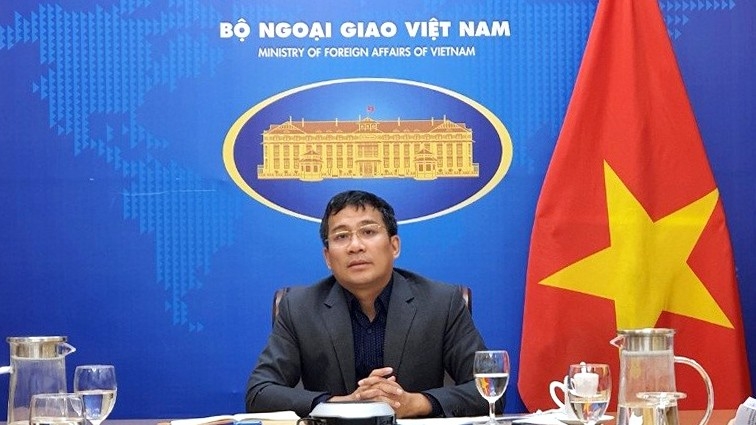 លោកអនុរដ្ឋមន្រ្តីក្រសួងការបរទេស Nguyen Minh Vuធ្វើការជាមួយថ្នាក់ដឹកនាំក្រុមហ៊ុន Adidas គ្រុប