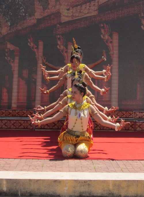 របាំក្បាច់បុរាណខ្មែរ