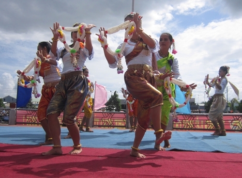 របាំក្បាច់បុរាណខ្មែរ