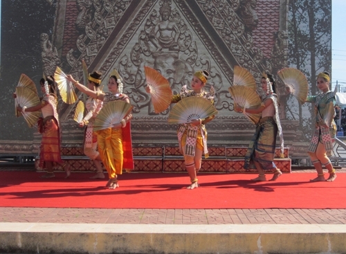 របាំក្បាច់បុរាណខ្មែរ