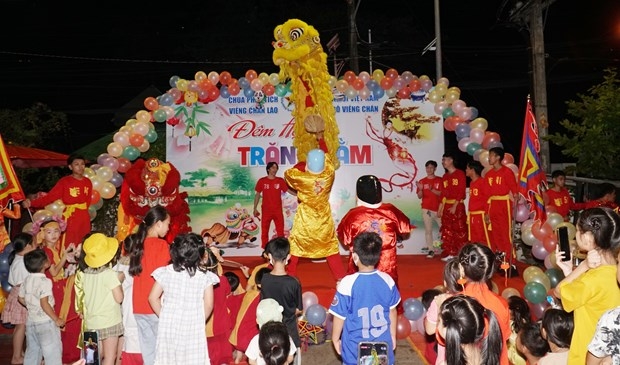 សប្បាយរីករាយពិធីបុណ្យសែនព្រះខែរបស់កុមារវៀតណាមនៅឡាវ