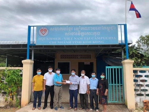 ថ្នាក់ដឹកនាំនៃស្ថានអគ្គកុងស៊ុលវៀតណាមចុះសួរសុខទុក្ខ និងធ្វើការជាមួយគណៈកម្មាធិការប្រតិបត្តិ នៃសមាគមខ្មែរ-វៀតណាមខេត្តកោះកុង ថ្នាក់ដឹកនាំនៃស្ថានអគ្គកុងស៊ុលវៀតណាមចុះសួរសុខទុក្ខ និងធ្វើការជាមួយគណៈកម្មាធិការប្រតិបត្តិ នៃសមាគមខ្មែរ-វៀតណាមខេត្តកោះកុង
