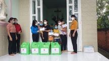 ប្រគល់សៀវភៅសន្សំប្រាក់របស់ហជីពវៀតណាមដល់កុមារកំព្រាដែលជាកូនរបស់សមាជិកនៃសហជីពបានស្លាប់ដោយសារជំងឺ Covid-19