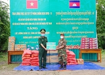 កងទ័ពការពារព្រំដែនខេត្ត Kon Tum ឧបត្ថម្ភស្បៀងអាហារ និងសម្ភារៈបរិក្ខារពេទ្យជូនតំបន់ប្រតិបត្តិការសឹករងខេត្តរតនគិរី