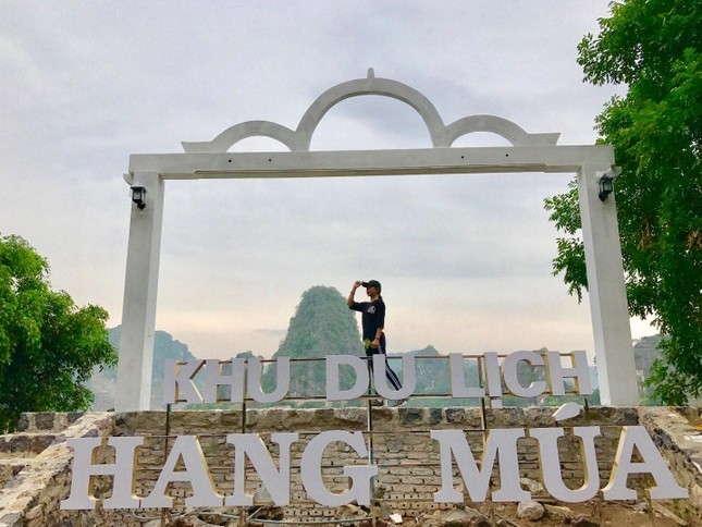ឈ្លក់ក្នុងអន្លង់ស្នេហ៍នឹងទេសភាពរដូវស្លឹកឈើជ្រុះនៅ ល្អាត Mua ជាកេរ្តិ៍ដំណែលដ៏ល្បីល្បាញក្នុងរាជធានីបុរាណ Ninh Binh ឈ្លក់ក្នុងអន្លង់ស្នេហ៍នឹងទេសភាពរដូវស្លឹកឈើជ្រុះនៅ ល្អាត Mua ជាកេរ្តិ៍ដំណែលដ៏ល្បីល្បាញក្នុងរាជធានីបុរាណ Ninh Binh