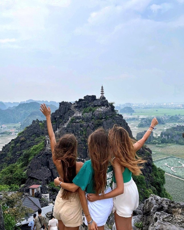 ឈ្លក់ក្នុងអន្លង់ស្នេហ៍នឹងទេសភាពរដូវស្លឹកឈើជ្រុះនៅ ល្អាត Mua ជាកេរ្តិ៍ដំណែលដ៏ល្បីល្បាញក្នុងរាជធានីបុរាណ Ninh Binh ឈ្លក់ក្នុងអន្លង់ស្នេហ៍នឹងទេសភាពរដូវស្លឹកឈើជ្រុះនៅ ល្អាត Mua ជាកេរ្តិ៍ដំណែលដ៏ល្បីល្បាញក្នុងរាជធានីបុរាណ Ninh Binh