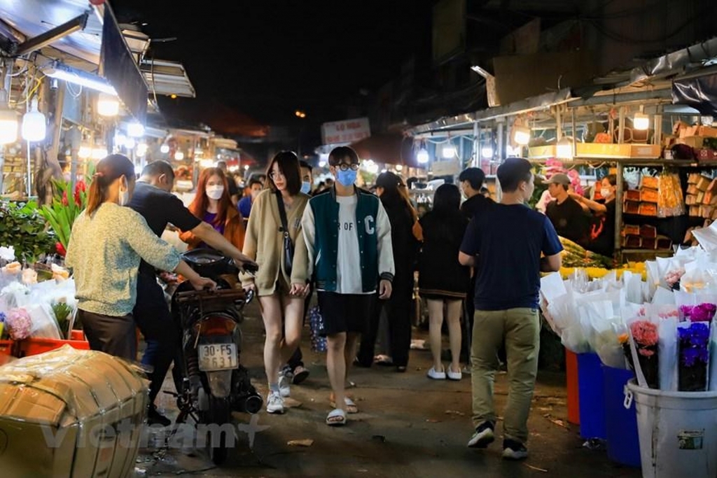 ផ្សារផ្កាដ៏ធំបំផុតនៅរដ្ឋធានី Ha Noi មានភាពអ៊ូអរ មុនថ្ងៃទិវានារីវៀតណាម ផ្សារផ្កាដ៏ធំបំផុតនៅរដ្ឋធានី Ha Noi មានសភាពអ៊ូអរ មុនថ្ងៃទិវានារីវៀតណាម
