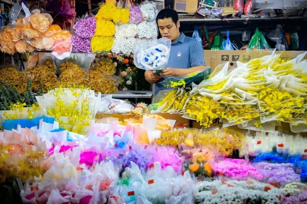 ផ្សារផ្កាដ៏ធំបំផុតនៅរដ្ឋធានី Ha Noi មានភាពអ៊ូអរ មុនថ្ងៃទិវានារីវៀតណាម ផ្សារផ្កាដ៏ធំបំផុតនៅរដ្ឋធានី Ha Noi មានសភាពអ៊ូអរ មុនថ្ងៃទិវានារីវៀតណាម