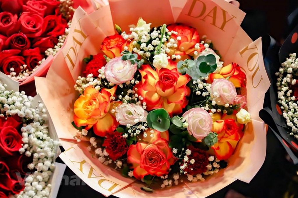 ផ្សារផ្កាដ៏ធំបំផុតនៅរដ្ឋធានី Ha Noi មានភាពអ៊ូអរ មុនថ្ងៃទិវានារីវៀតណាម ផ្សារផ្កាដ៏ធំបំផុតនៅរដ្ឋធានី Ha Noi មានសភាពអ៊ូអរ មុនថ្ងៃទិវានារីវៀតណាម