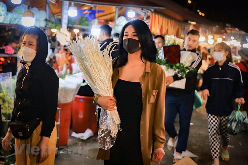 ផ្សារផ្កាដ៏ធំបំផុតនៅរដ្ឋធានី Ha Noi មានភាពអ៊ូអរ មុនថ្ងៃទិវានារីវៀតណាម ផ្សារផ្កាដ៏ធំបំផុតនៅរដ្ឋធានី Ha Noi មានសភាពអ៊ូអរ មុនថ្ងៃទិវានារីវៀតណាម