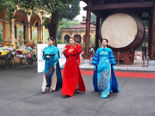 វិស័យទេសចរណ៍ទីក្រុងហាណូយឆ្នាំ ២០២២ ទាក់ទាញភ្ញៀវជាច្រើន ដោយការរៀបចំពិធីបុណ្យអាវផាយ
