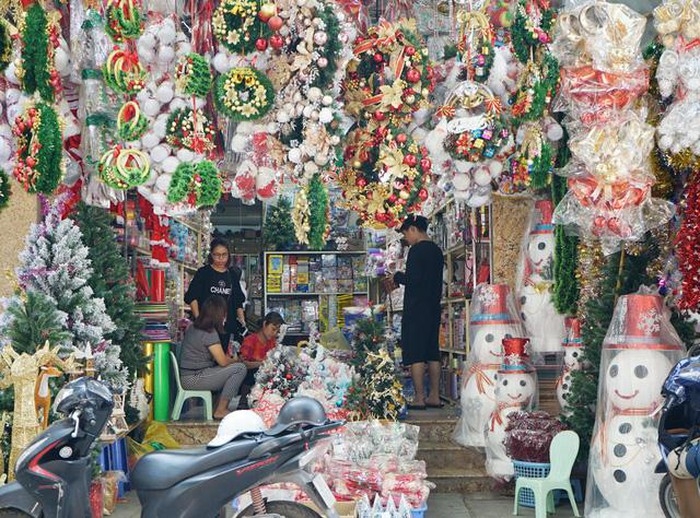 រដ្ឋធានី Ha Noi៖ ផ្លូវ Hang Ma មានពណ៌ភ្លឺចែងចាំង មុនបុណ្យណូអែល