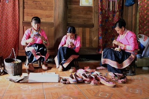 មុខរបរស្បែកជើងប៉ាក់របស់ជនជាតិ Xa Phang មុខរបរស្បែកជើងប៉ាក់របស់ជនជាតិ Xa Phang