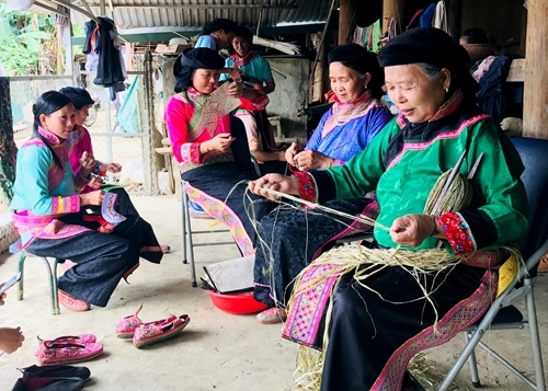 មុខរបរស្បែកជើងប៉ាក់របស់ជនជាតិ Xa Phang មុខរបរស្បែកជើងប៉ាក់របស់ជនជាតិ Xa Phang