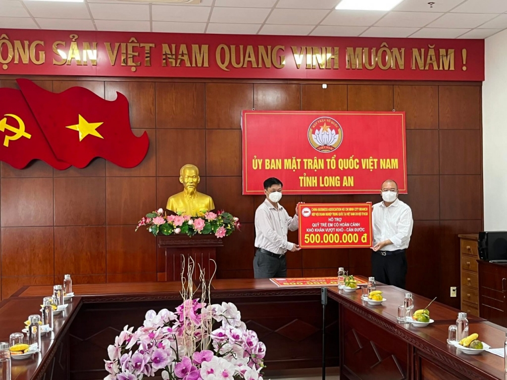 សមាគមសហគ្រាសចិន នៅទីក្រុង Ho Chi Minh បរិច្ចាគថវិកាដែលមានទឹកប្រាក់ចំនួន ១ ពាន់លានដុងជូនដល់ជនក្រីក្រ និងកុមារ នៅខេត្ត Long An សមាគមសហគ្រាសចិន នៅទីក្រុង Ho Chi Minh បរិច្ចាគថវិកាដែលមានទឹកប្រាក់ចំនួន ១ ពាន់លានដុងជូនដល់ជនក្រីក្រ និងកុមារ នៅខេត្ត Long An