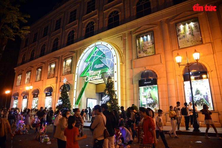 ទីក្រុង Ho Chi Minh ៖ ព្រះវិហារកាតូលិក និងផ្សារទំនើបតុបតែងដ៏ត្រចះត្រចង់សម្រាប់បុណ្យណូអែល ទីក្រុង Ho Chi Minh ៖ ព្រះវិហារកាតូលិក និងផ្សារទំនើបតុបតែងលំអរដ៏ភ្លឺចិញ្ចែងចញ្ចាចសម្រាប់បុណ្យណូអែល