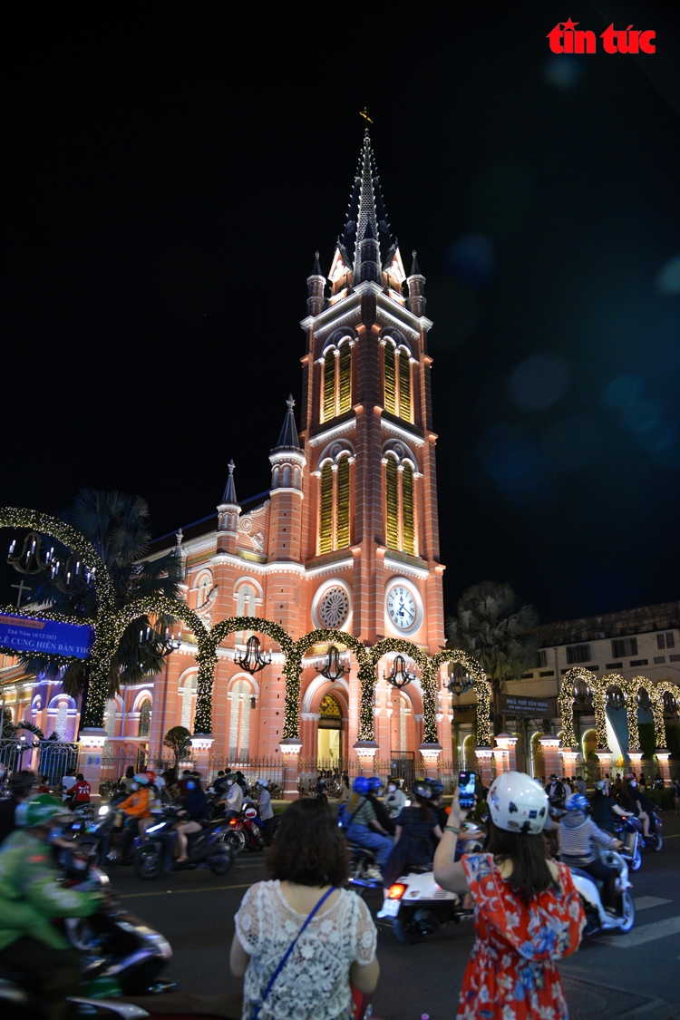 ទីក្រុង Ho Chi Minh ៖ ព្រះវិហារកាតូលិក និងផ្សារទំនើបតុបតែងដ៏ត្រចះត្រចង់សម្រាប់បុណ្យណូអែល ទីក្រុង Ho Chi Minh ៖ ព្រះវិហារកាតូលិក និងផ្សារទំនើបតុបតែងលំអរដ៏ភ្លឺចិញ្ចែងចញ្ចាចសម្រាប់បុណ្យណូអែល