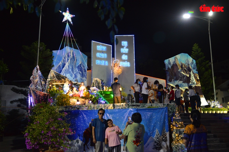 ទីក្រុង Ho Chi Minh ៖ ព្រះវិហារកាតូលិក និងផ្សារទំនើបតុបតែងលំអរដ៏ភ្លឺចិញ្ចែងចញ្ចាចសម្រាប់បុណ្យណូអែល ទីក្រុង Ho Chi Minh ៖ ព្រះវិហារកាតូលិក និងផ្សារទំនើបតុបតែងលំអរដ៏ភ្លឺចិញ្ចែងចញ្ចាចសម្រាប់បុណ្យណូអែល