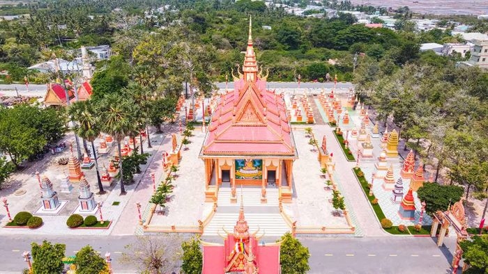 គយគន់សម្រស់វត្តមួយនៃខេត្ត Bac Lieu ដែលមានអាយុ ១៣៥ ឆ្នាំ គយគន់សម្រស់វត្តមួយនៃខេត្ត Bac Lieu ដែលមានអាយុកាល ១៣៥ ឆ្នាំ
