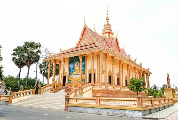 គយគន់សម្រស់វត្តមួយនៃខេត្ត Bac Lieu ដែលមានអាយុ ១៣៥ ឆ្នាំ គយគន់សម្រស់វត្តមួយនៃខេត្ត Bac Lieu ដែលមានអាយុកាល ១៣៥ ឆ្នាំ