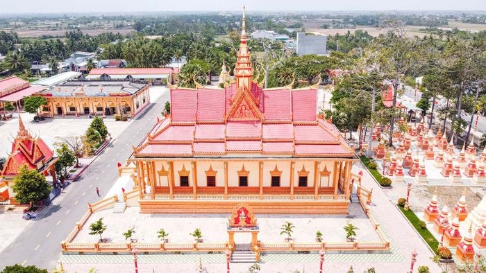 គយគន់សម្រស់វត្តមួយនៃខេត្ត Bac Lieu ដែលមានអាយុ ១៣៥ ឆ្នាំ គយគន់សម្រស់វត្តមួយនៃខេត្ត Bac Lieu ដែលមានអាយុកាល ១៣៥ ឆ្នាំ
