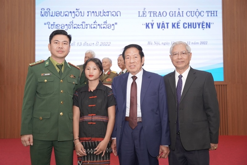 រឿងអំពីនារីជនជាតិឡាវម្នាក់ជាមួយនឹងស្នាដៃ 