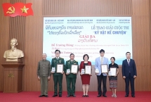 រឿងអំពីនារីជនជាតិឡាវម្នាក់ជាមួយនឹងស្នាដៃ 