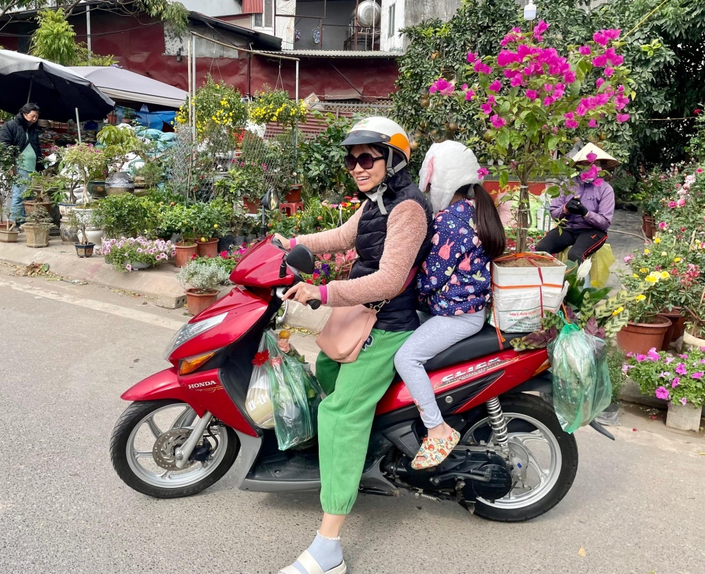 ផ្សារផ្កា Hoang Hoa Tham មានភាពរស់រវើក និងអ៊ូអរក្នុងប៉ុន្មានថ្ងៃជិតដល់បុណ្យតេត ផ្សារផ្កា Hoang Hoa Tham មានភាពរស់រវើក និងអ៊ូអរក្នុងប៉ុន្មានថ្ងៃជិតដល់បុណ្យតេត