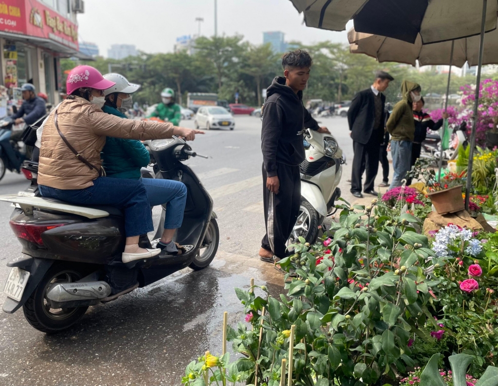 ផ្សារផ្កា Hoang Hoa Tham មានភាពរស់រវើក និងអ៊ូអរក្នុងប៉ុន្មានថ្ងៃជិតដល់បុណ្យតេត ផ្សារផ្កា Hoang Hoa Tham មានភាពរស់រវើក និងអ៊ូអរក្នុងប៉ុន្មានថ្ងៃជិតដល់បុណ្យតេត